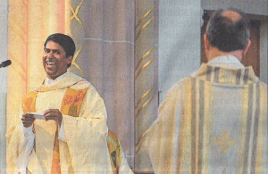 Strahlend: Pastor Alex Mathew freute sich, „wieder zu Hause zu sein" und erinnerte sich an die gemeinsame Zeit in Emstek