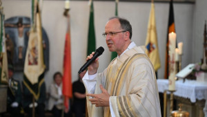 Klartext: Pfarrer Michael Heyer fand in seiner Ansprache deutliche Worte auch zum Missbrauch innerhalb der Kirche, der in den vergangenen Jahren ans Licht gekommen ist. Fotos: Vorwerk